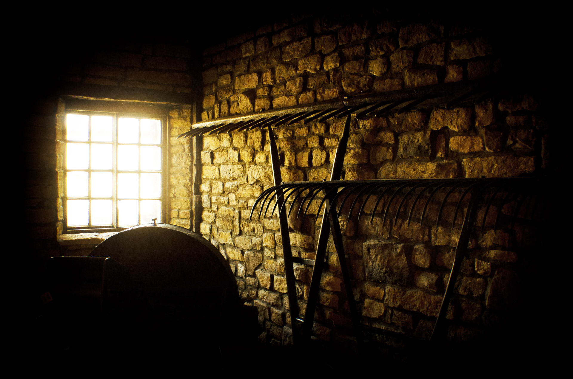 window barn rakes free photo