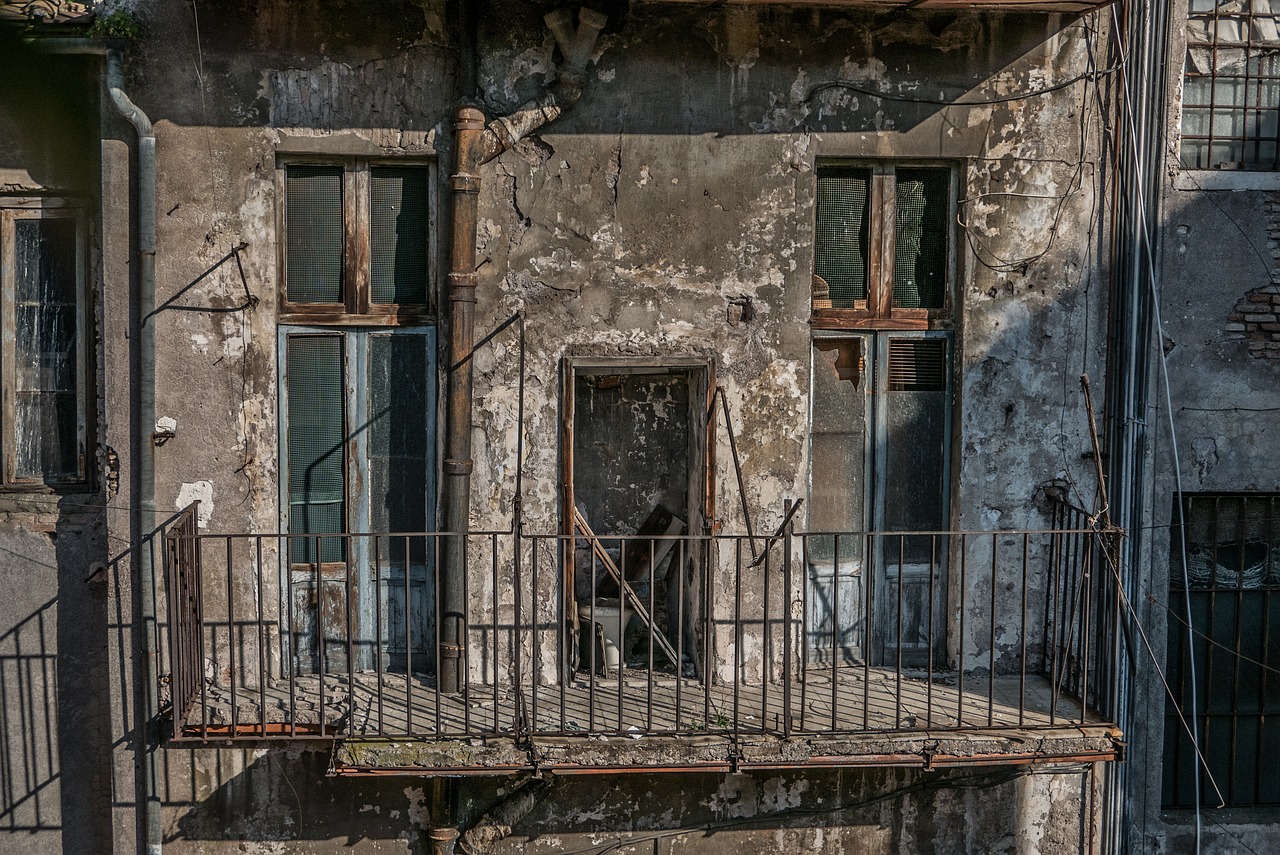 windows old building free photo