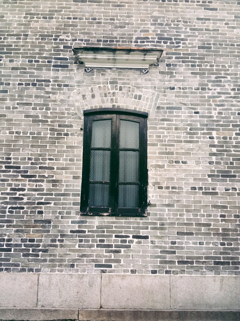 windows wall old buildings free photo