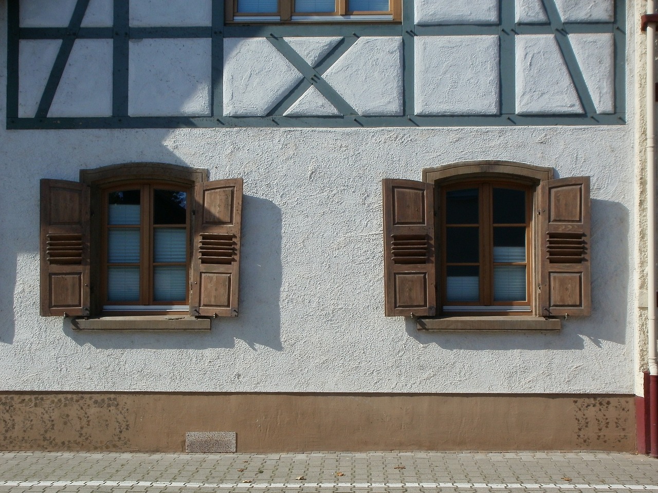windows wall house free photo