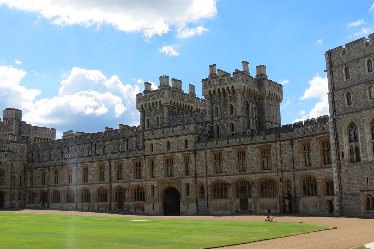 windsor castle queen free photo