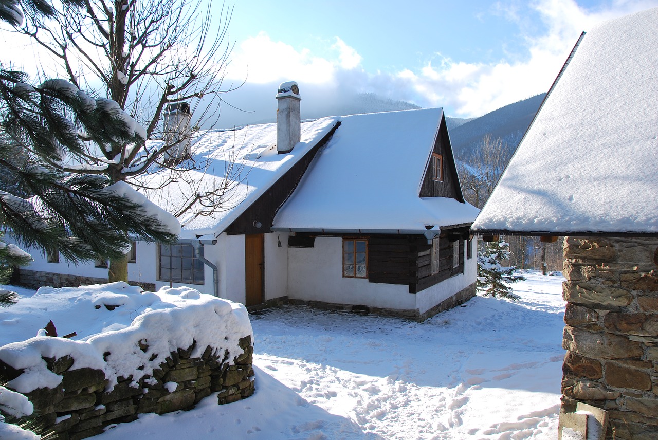 winter cottage snow free photo