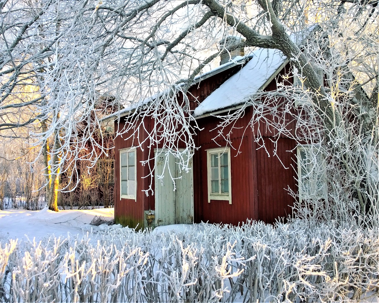 winter cottage snow free photo