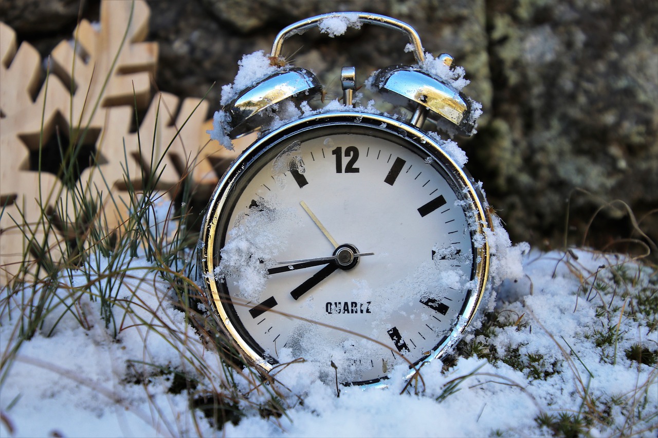 winter  time pointing  clock free photo