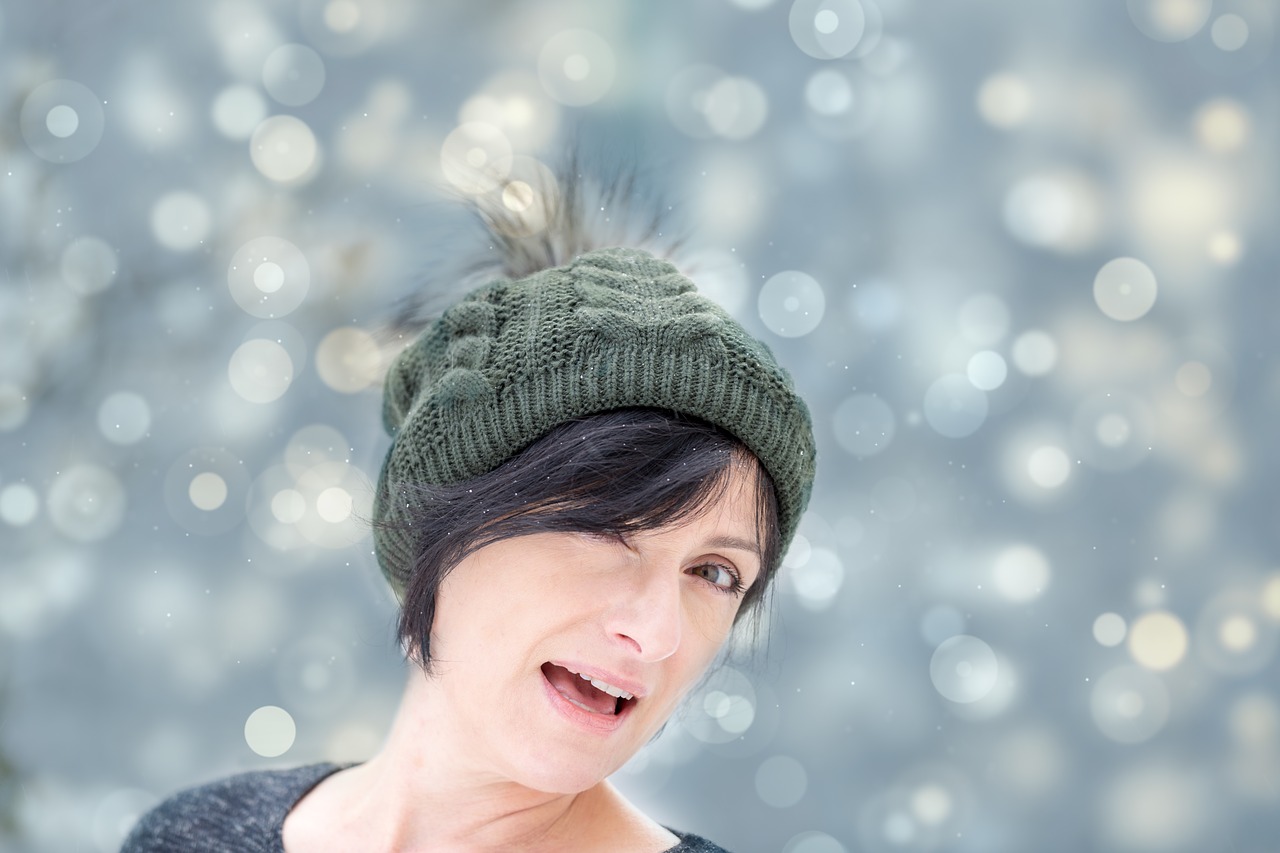 Снег на голову 2009. Шерстяная шапка в снегу. Голова девушки в шапке. Шапки на голову женские. Довольная женщина в шапке.