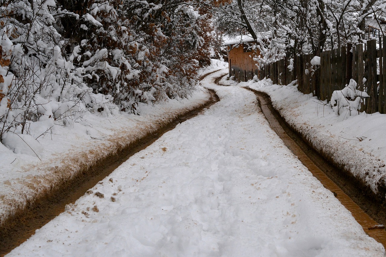 winter mountain cottage free photo