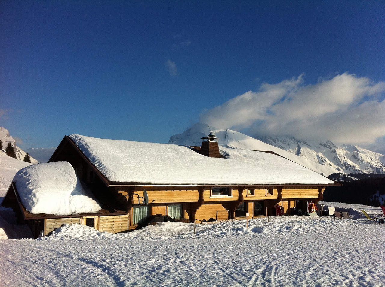 winter cottage snow free photo