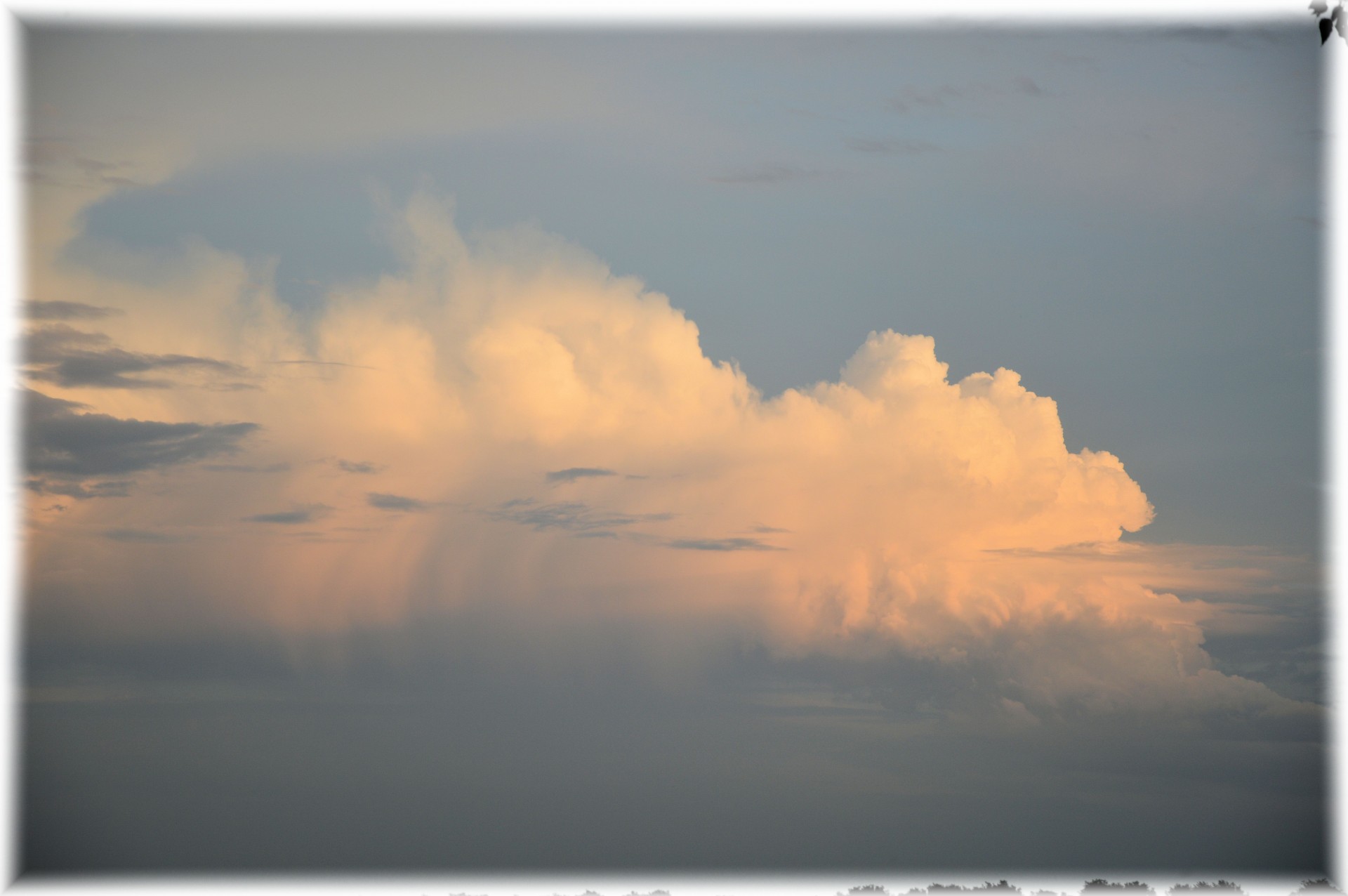 Облака Кучевые над морем карандаш