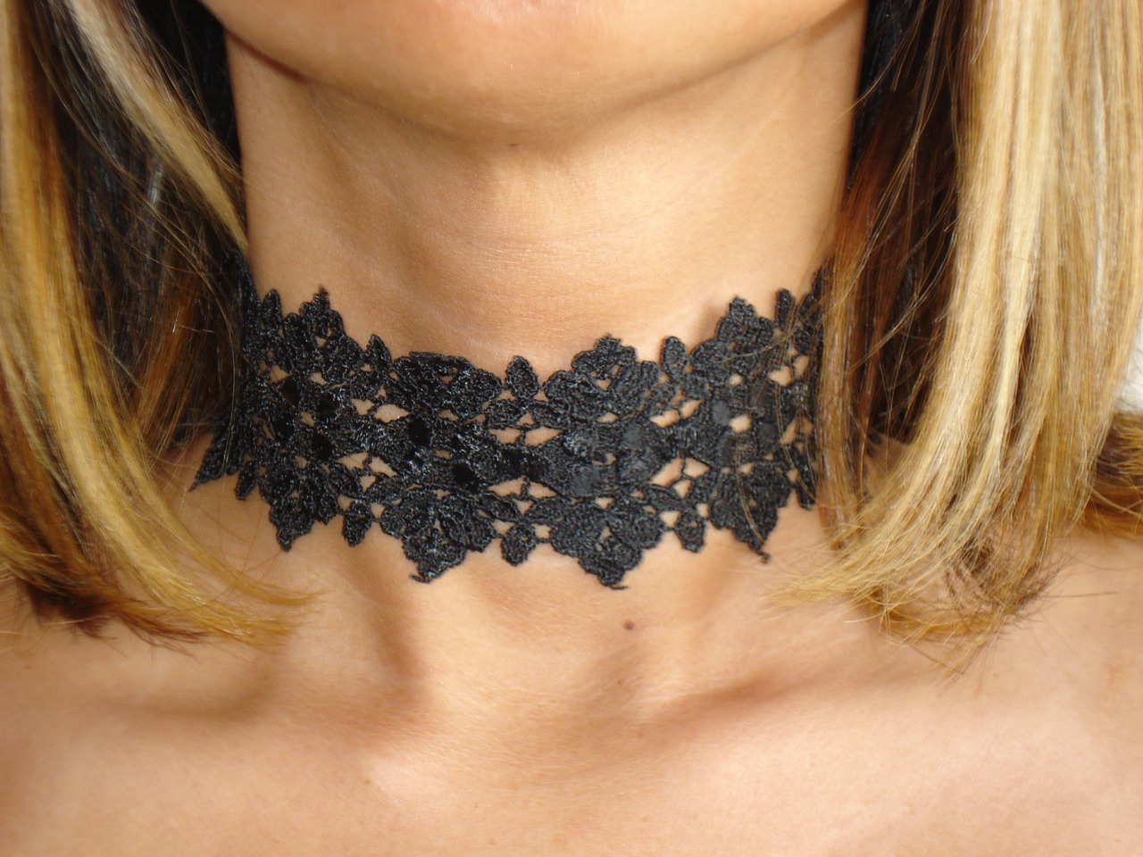 woman neck collar free photo