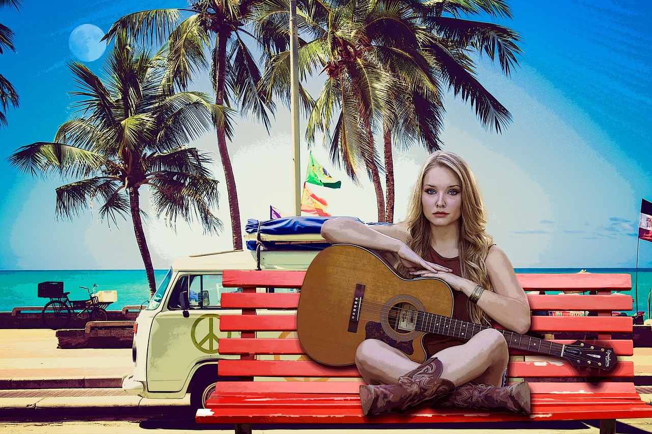 Девушка с гитарой у моря