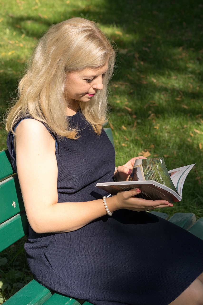 woman blond reads free photo