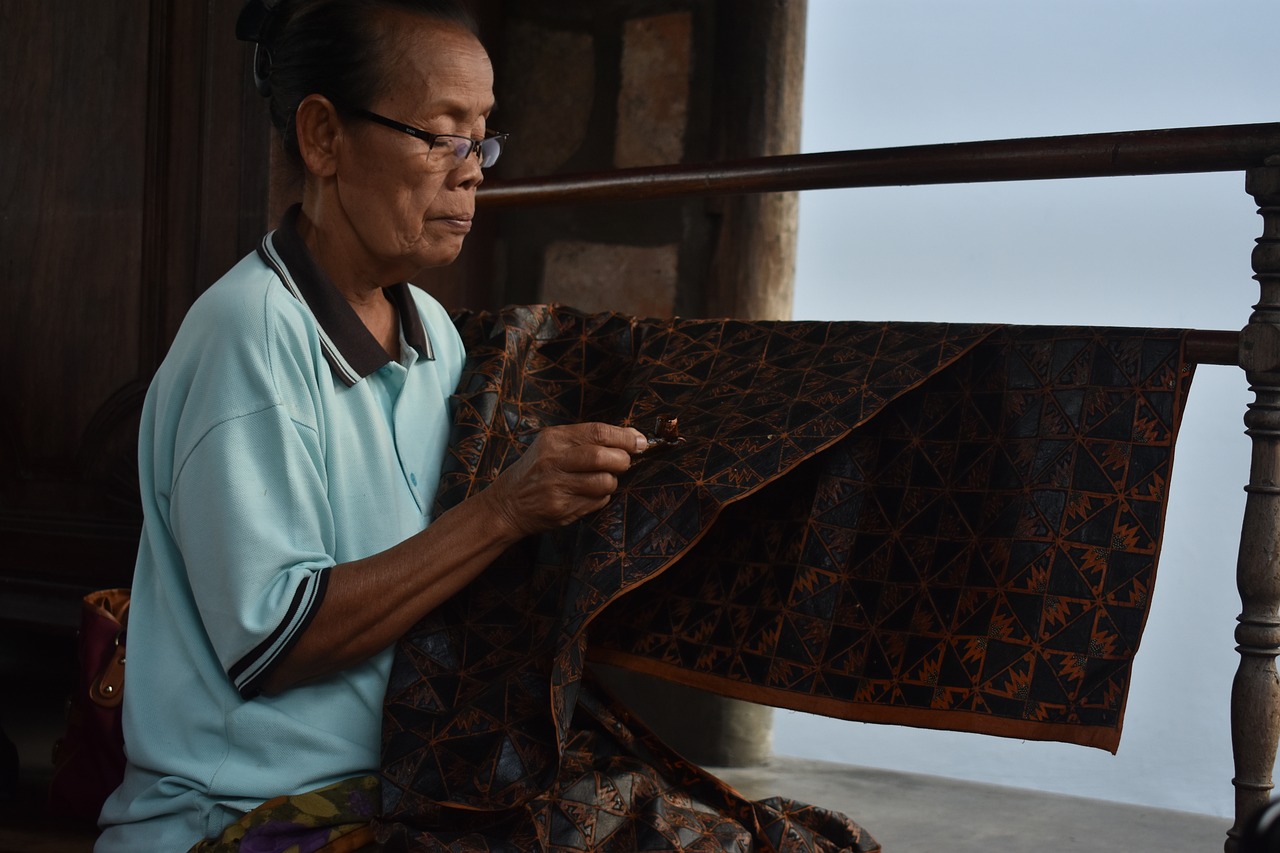 woman batik traditional free photo