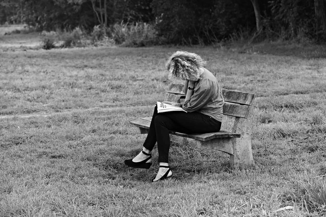 woman  sitting  bench free photo