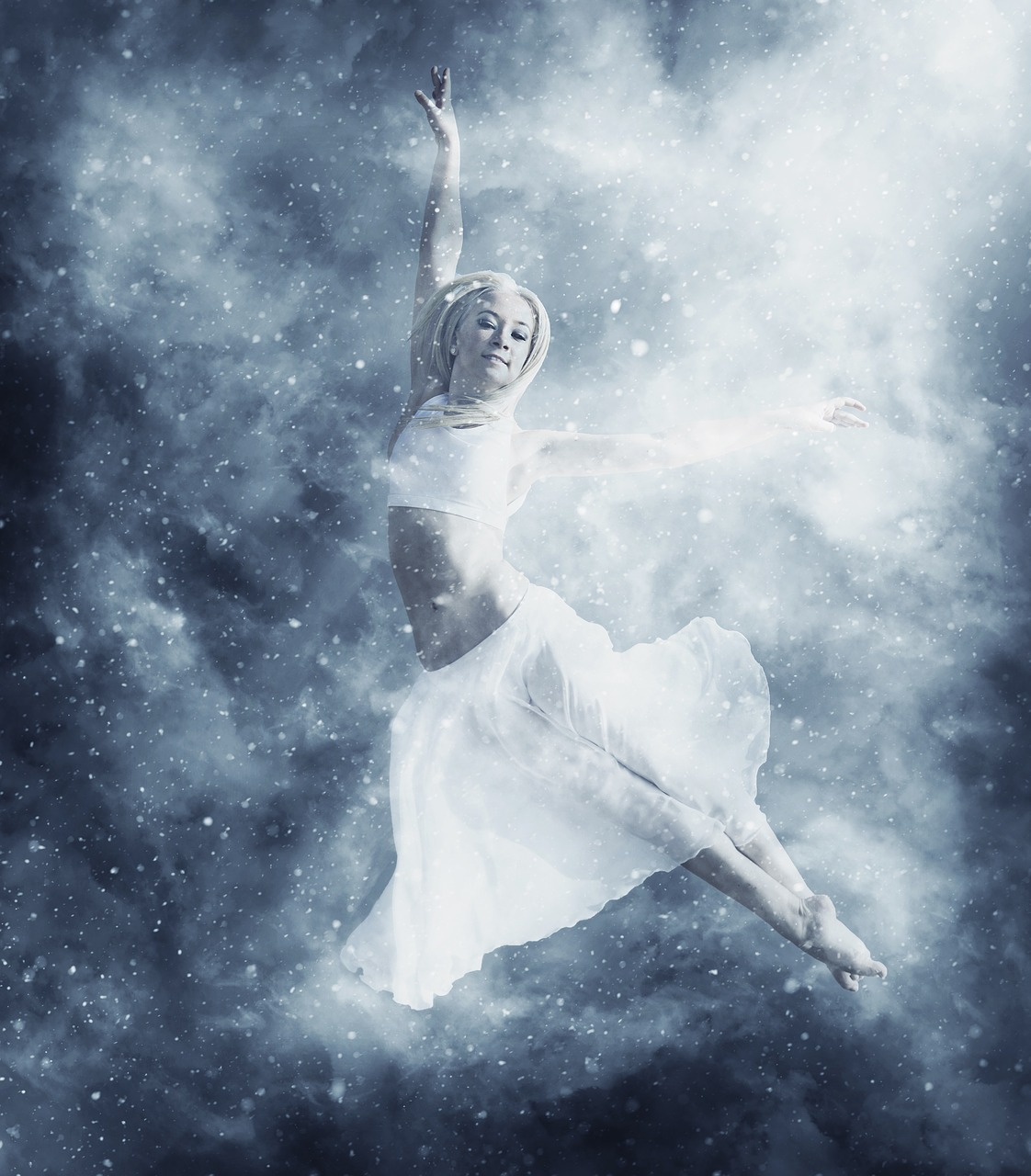 Танец снежки. Снежный танец. Снег танцует. Танцует на снегу женщина. Метель балет.