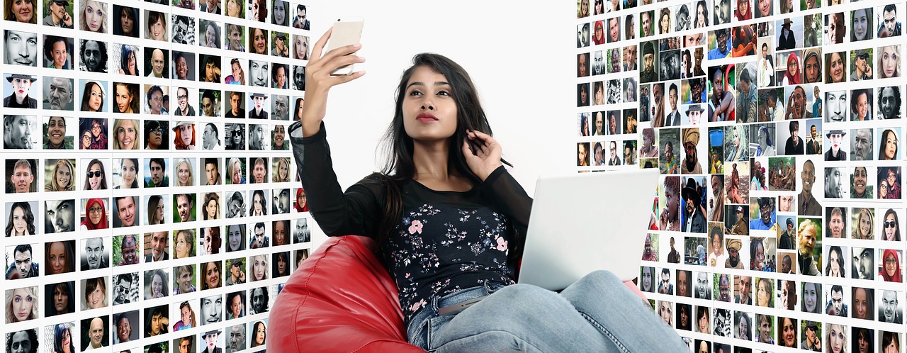 woman  smartphone  chat free photo