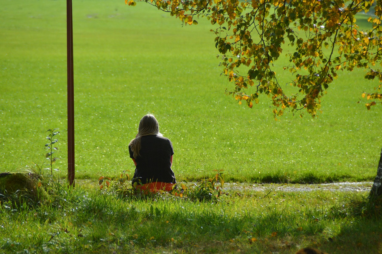 woman green autumn free photo