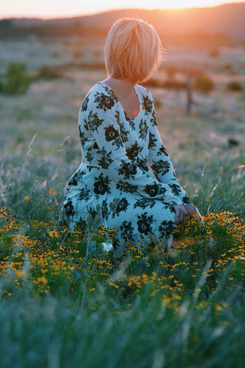 woman sitting field free photo