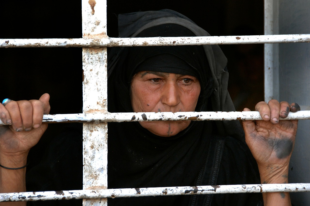 woman iraq house free photo