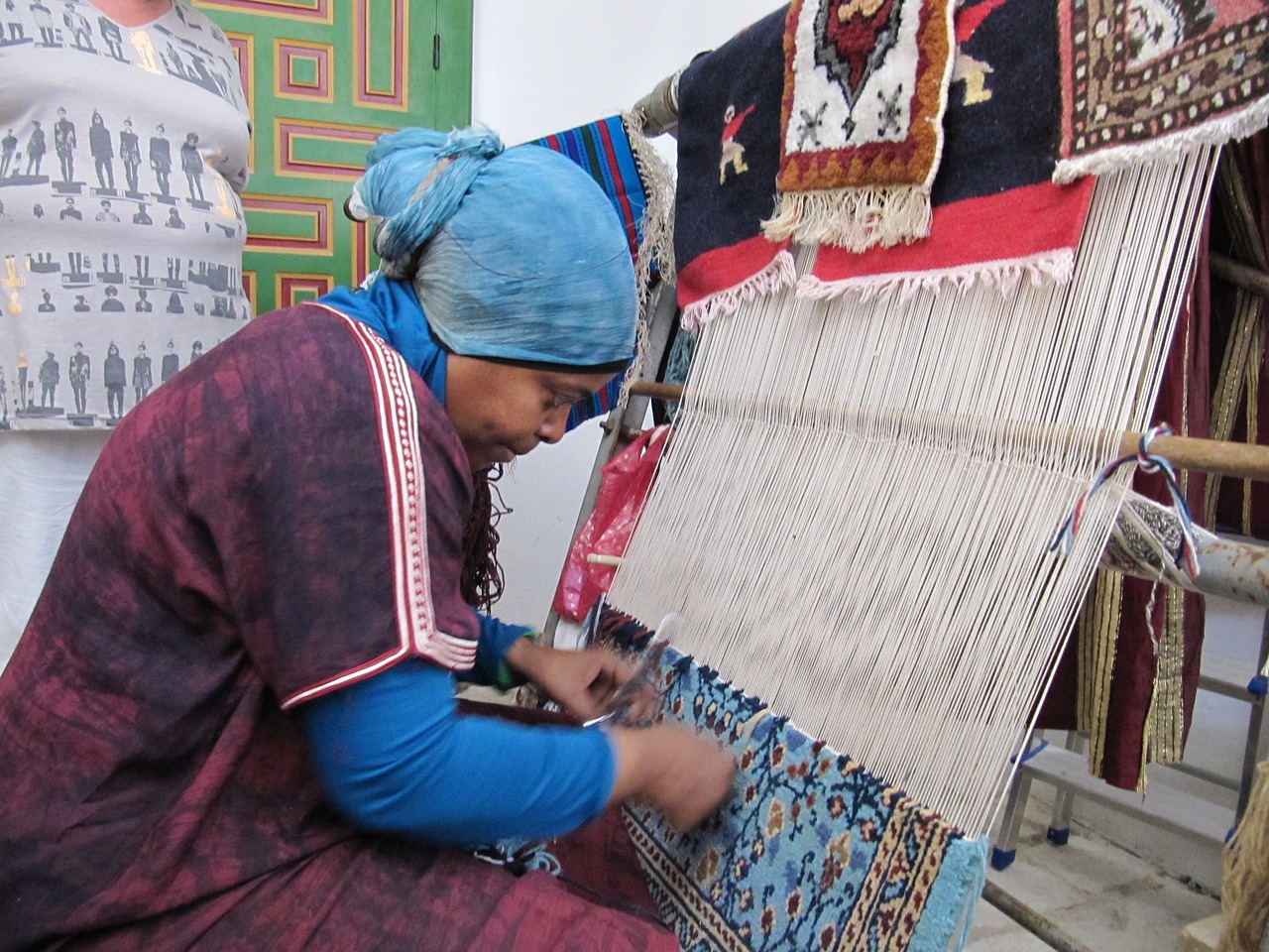 woman carpet tying free photo