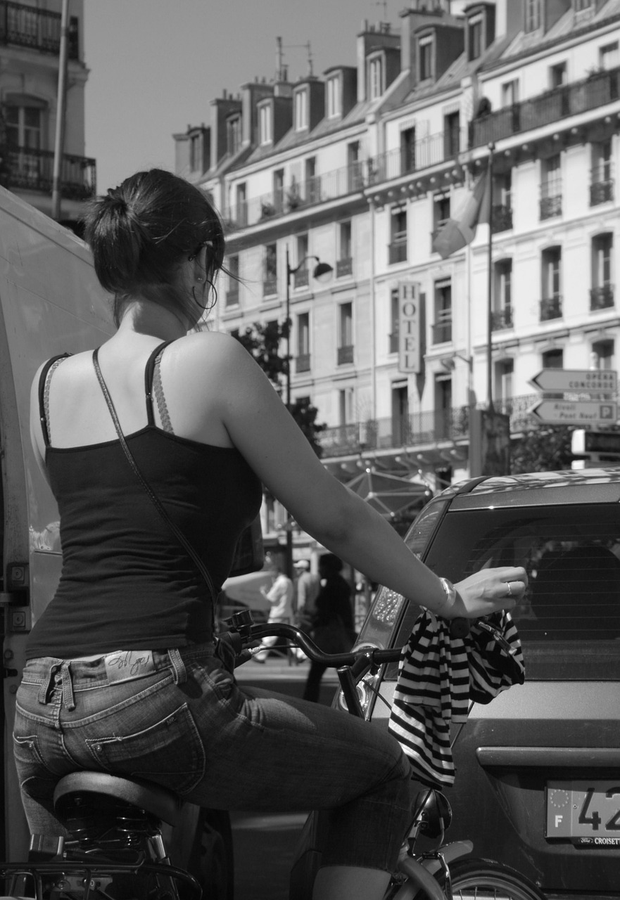 woman round paris free photo