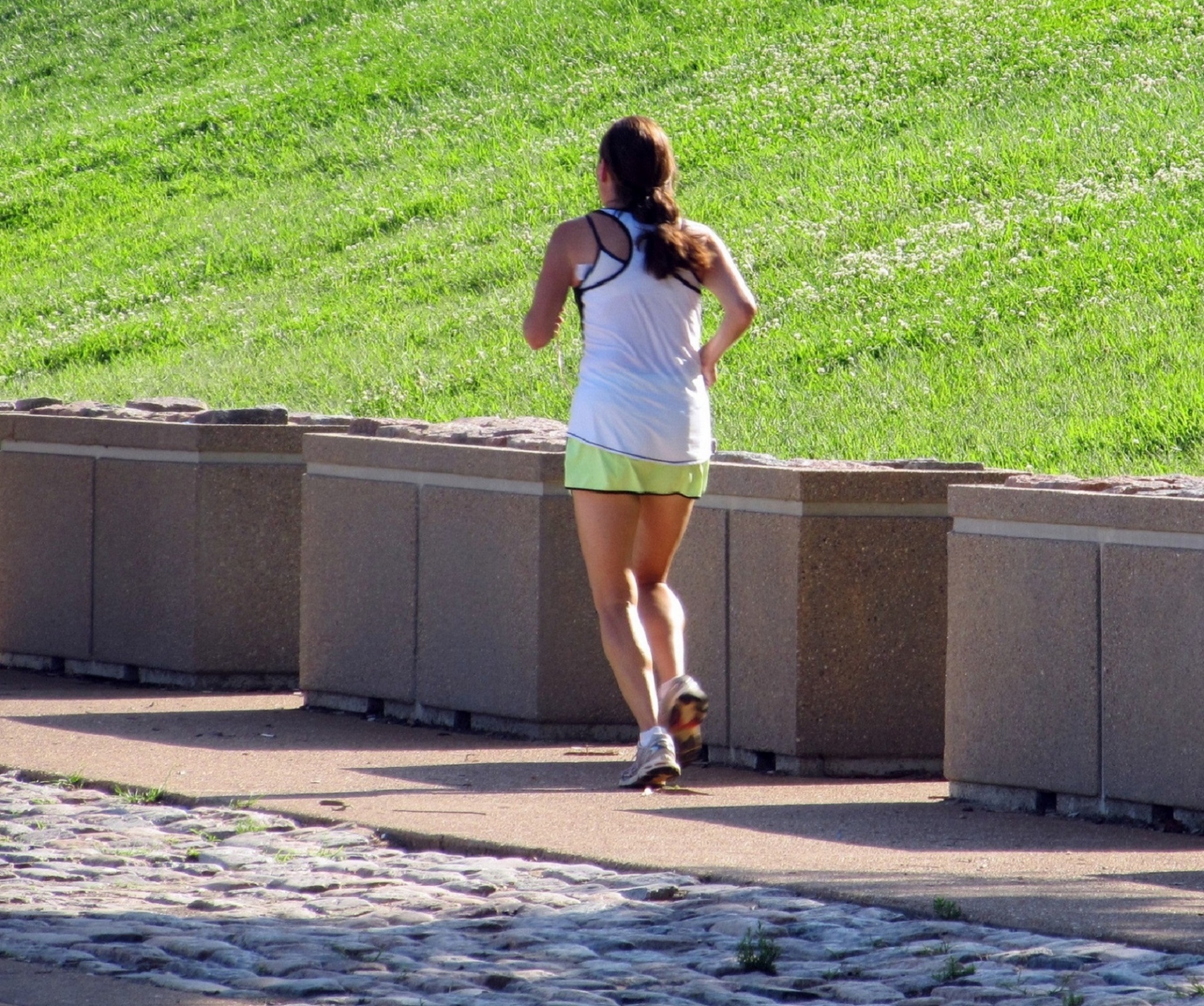jogger jogging woman free photo