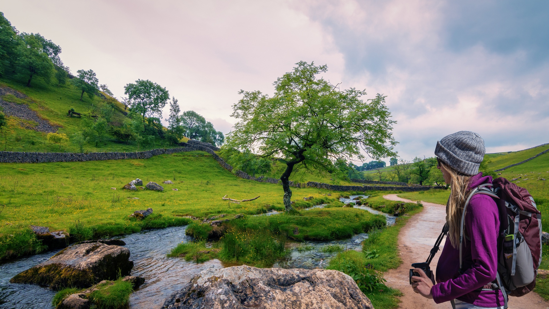 woman photographer countryside free photo