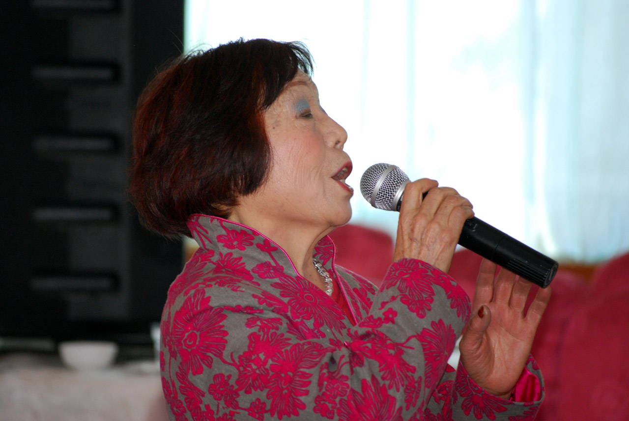 woman singing microphone free photo