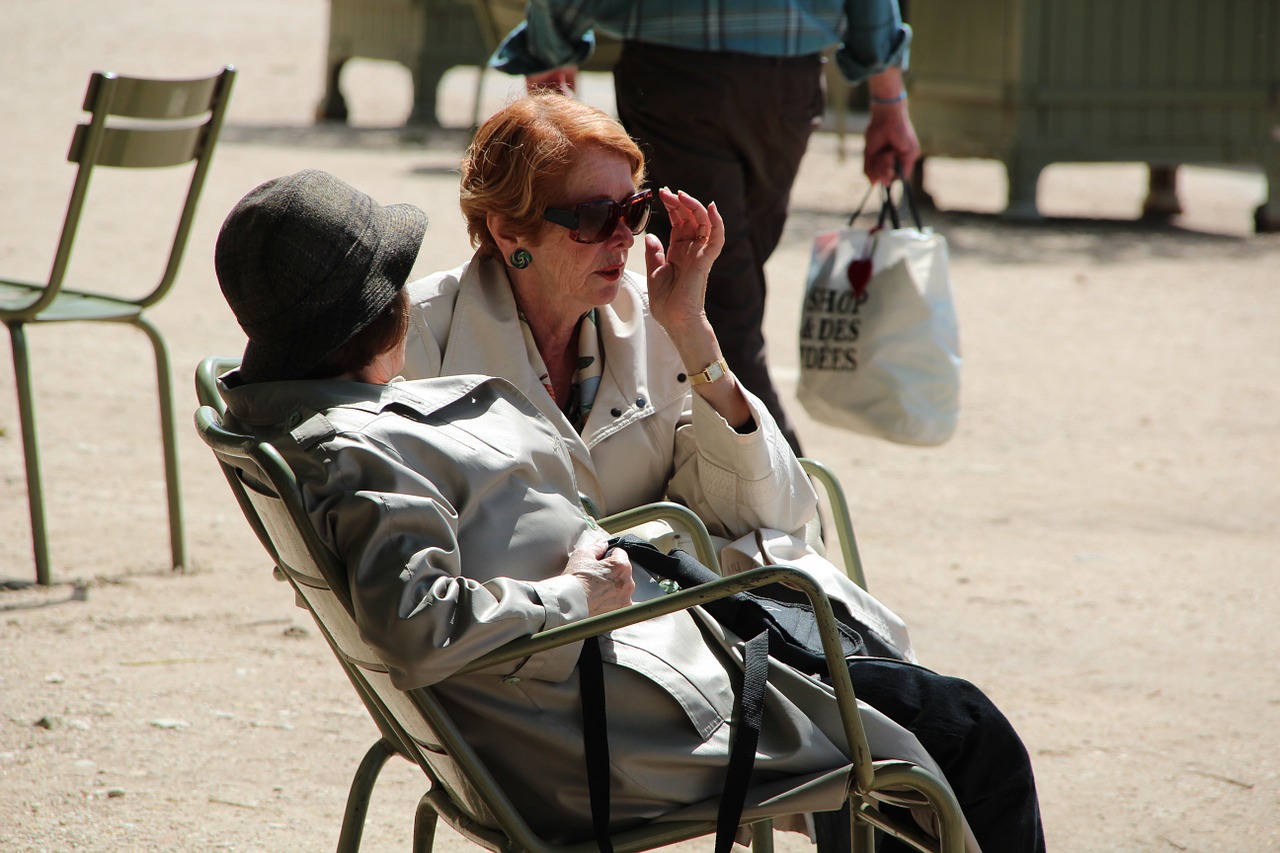 women bench paris free photo