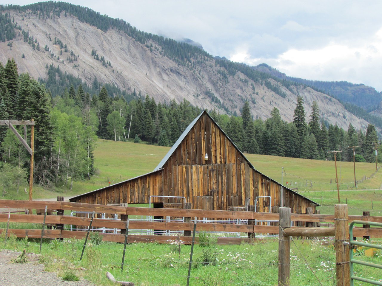 wood barn  building  farm free photo