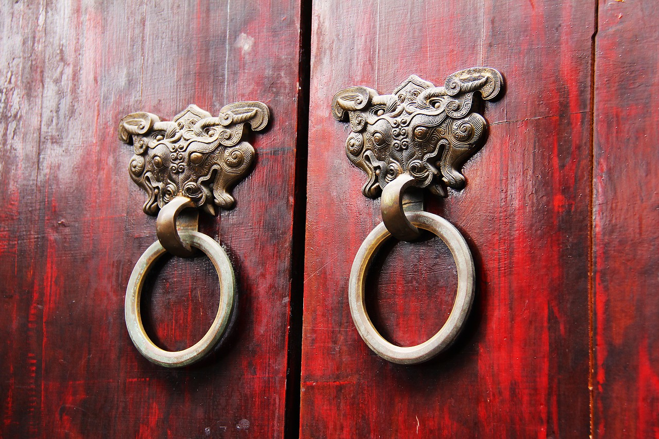 wood door ancient door locks treats free photo