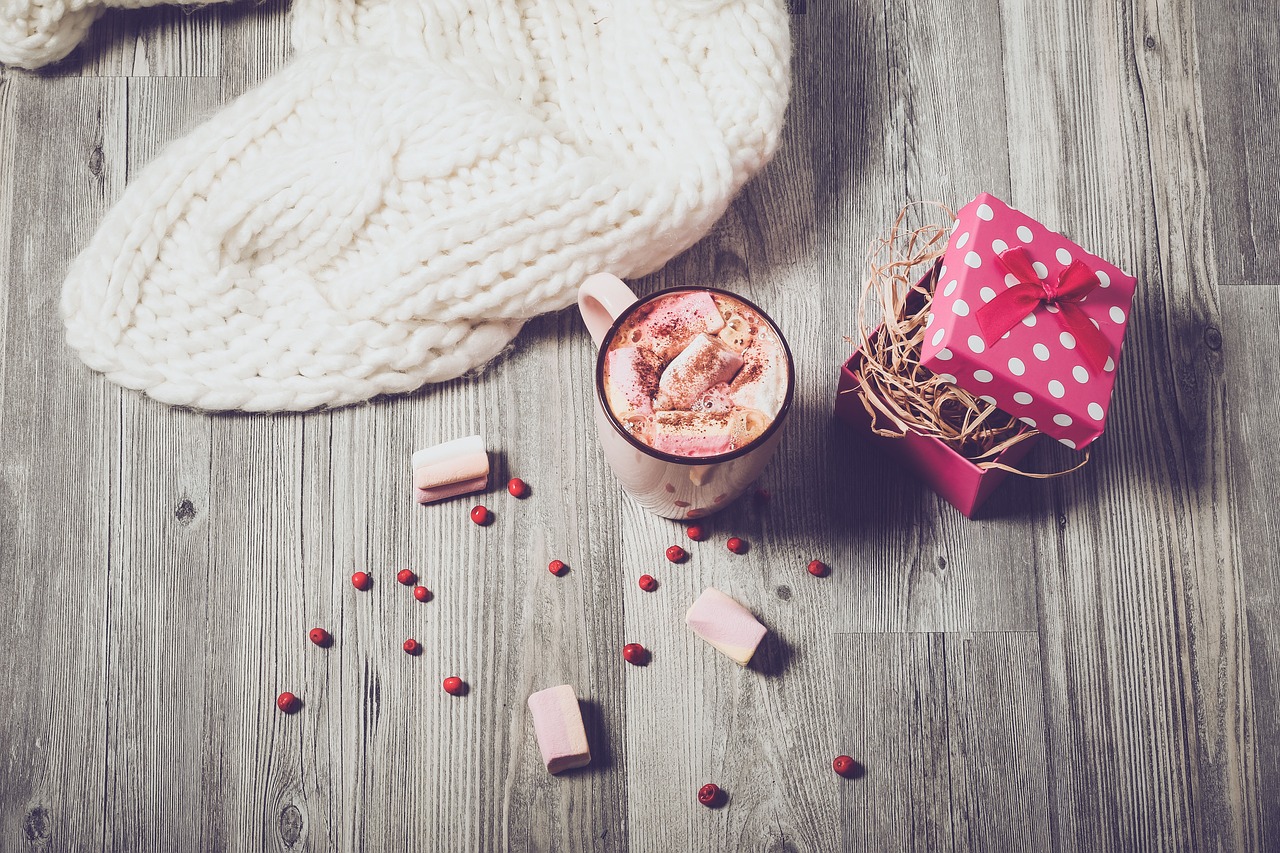 wooden table gift free photo