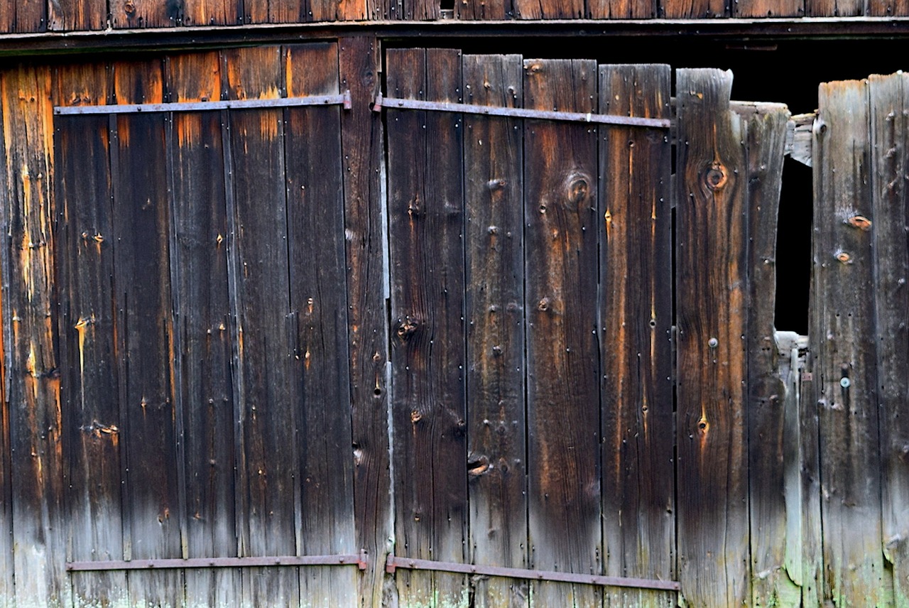 wooden barn doors free photo