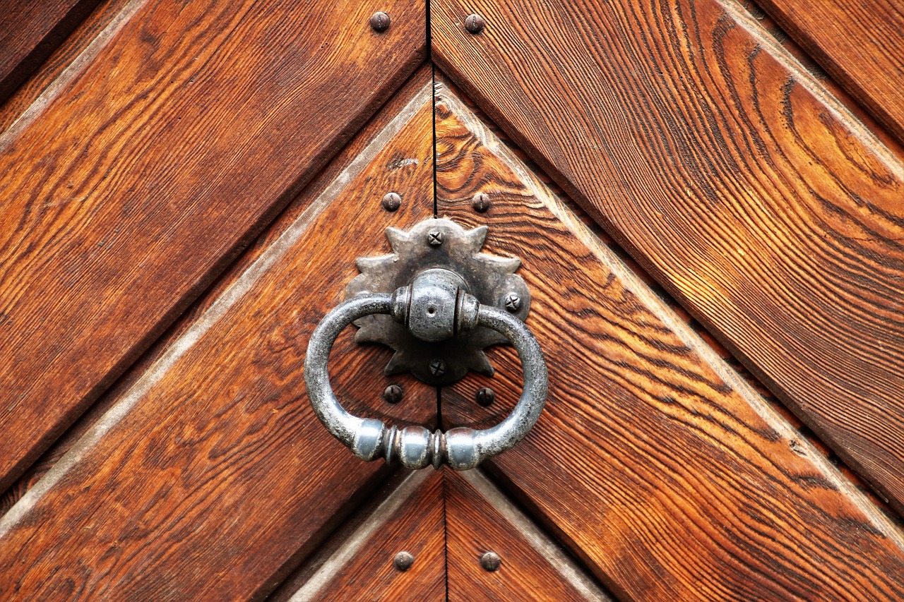 wooden the door old free photo