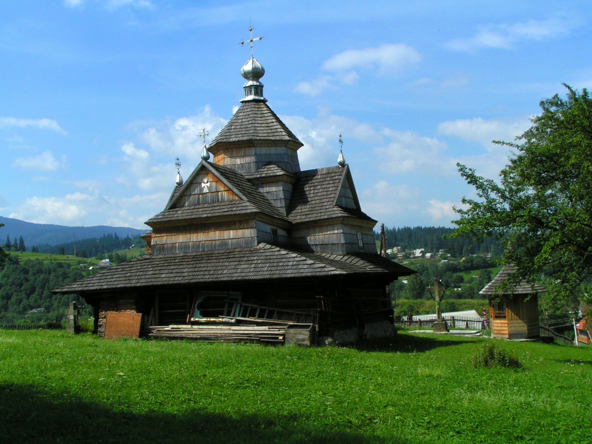 wooden building architecture free photo