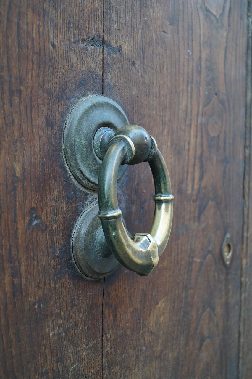 wooden door sorrento italy doorknocker free photo
