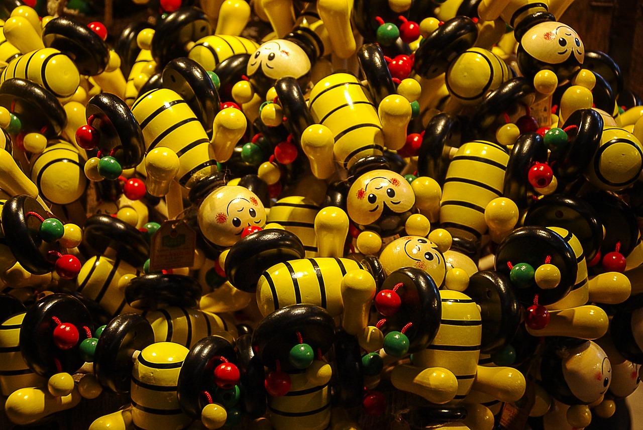wooden figures bees funny free photo