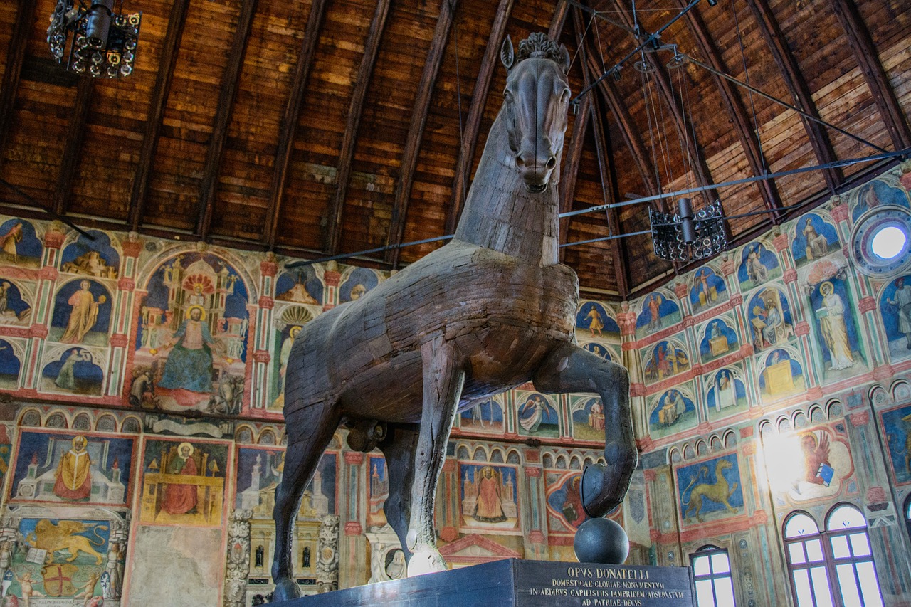 wooden horse hall palace free photo