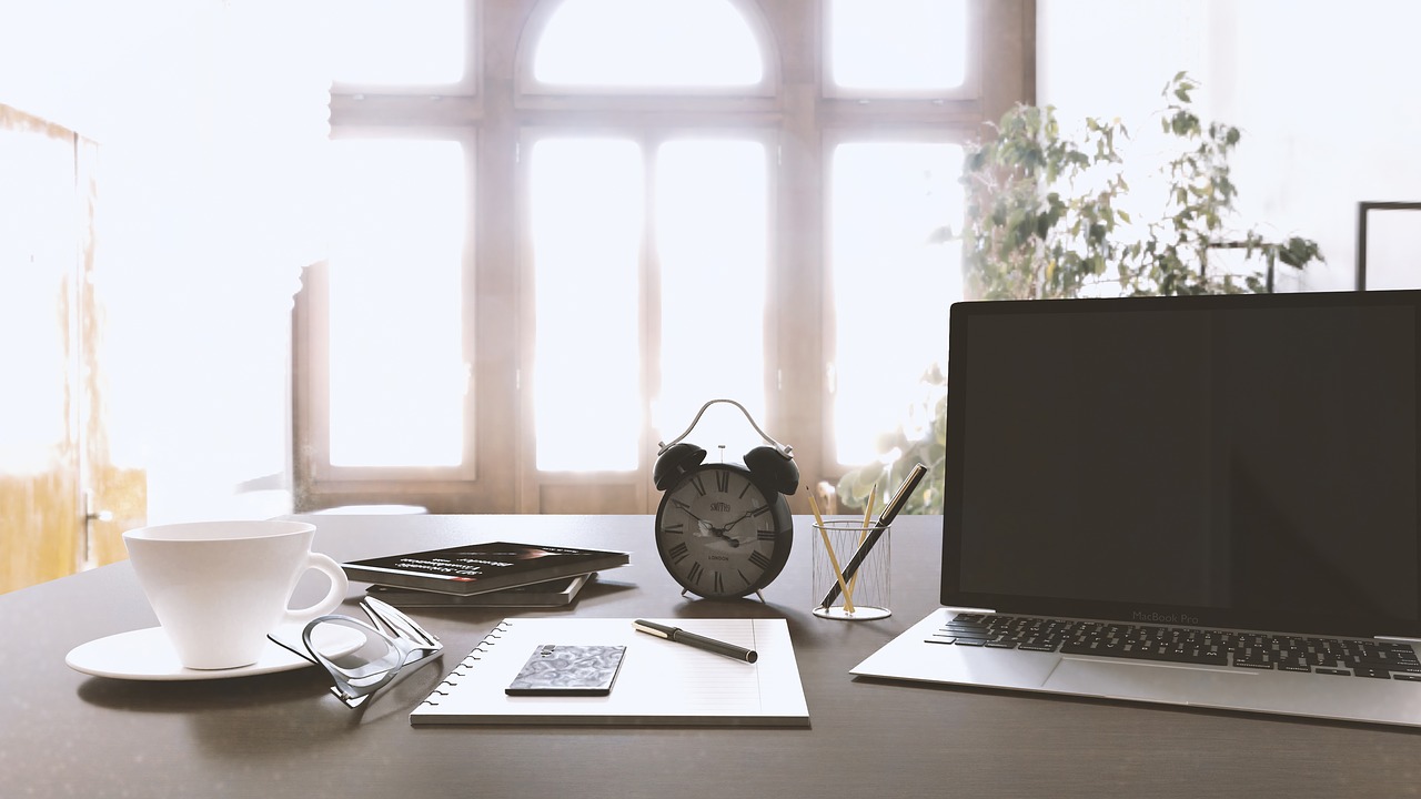 workbench  macbook  table free photo