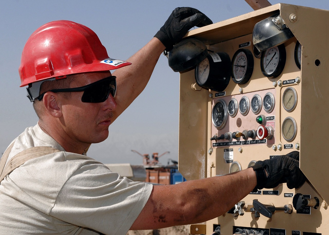 worker hardhat helmet free photo