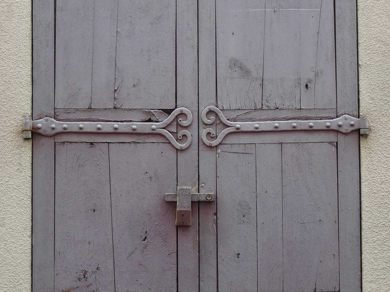 wrought iron old door hinge door heart free photo