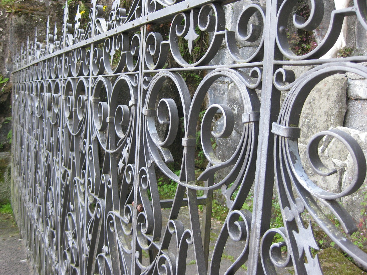 wrought iron fence schmie­de­ei­sern free photo