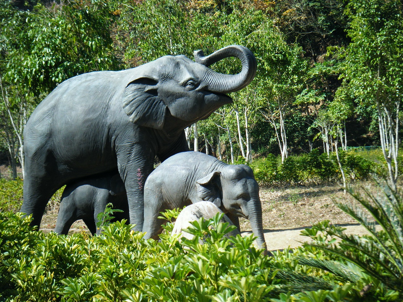 xishuangbanna elephants sculpture free photo