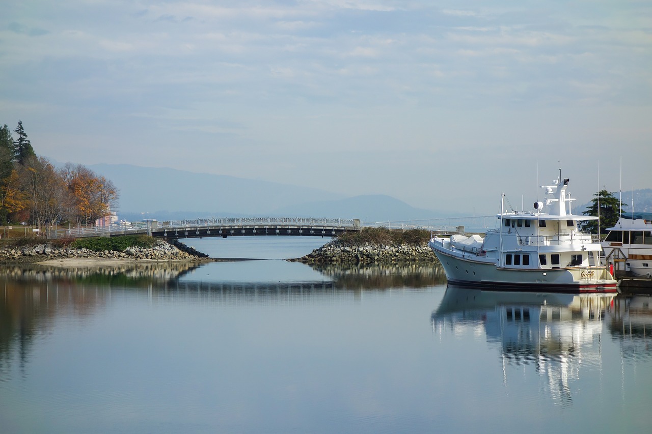 yacht  water  bridge free photo