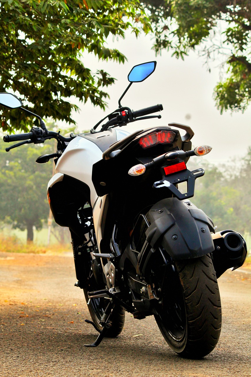 yamaha  motorcycle  motorbike free photo