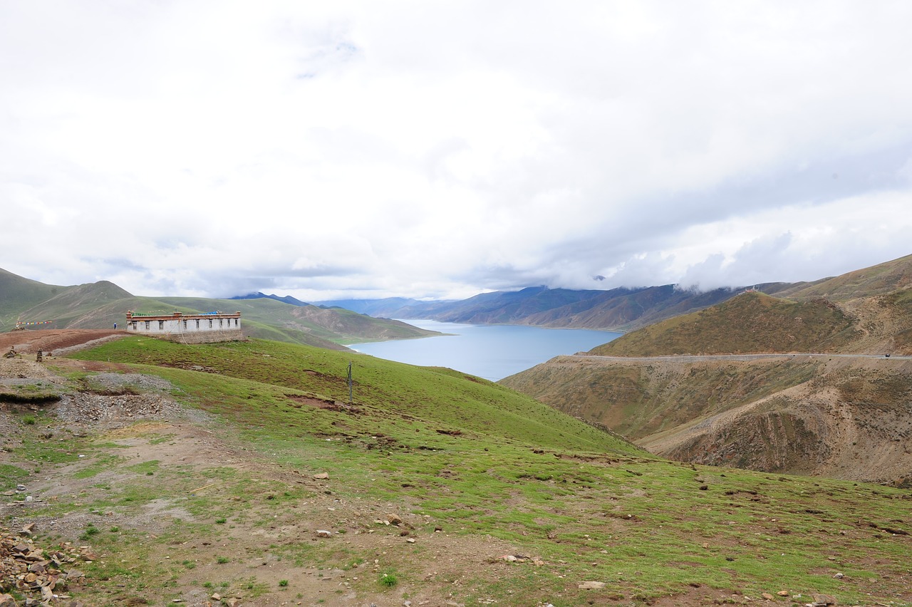 yamdrok tso  lagoon  tibet free photo