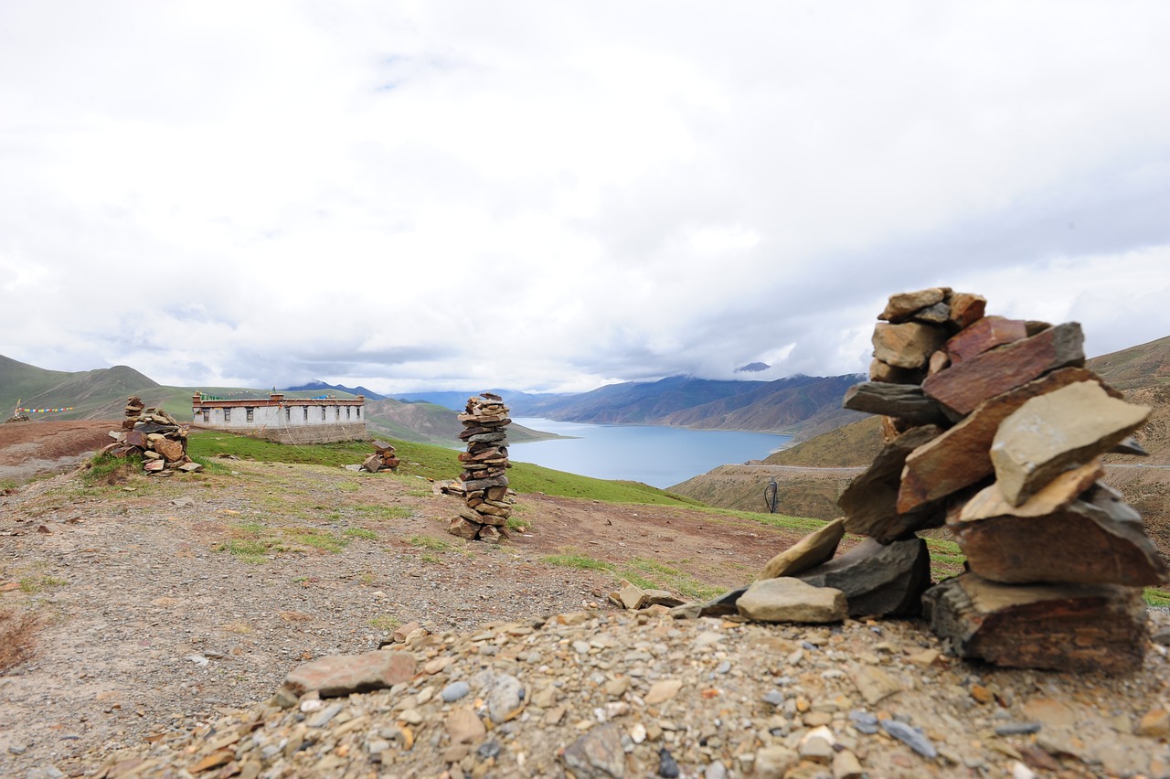 yamdrok tso  lagoon  tibet free photo