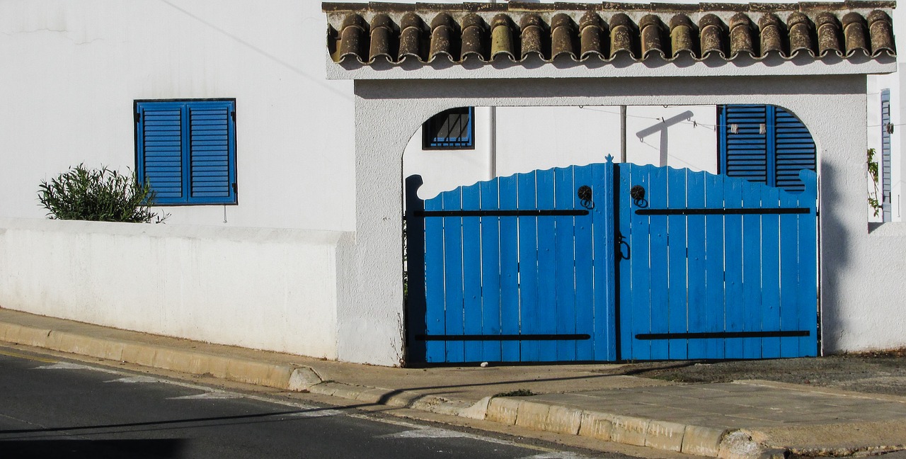 yard door blue door free photo