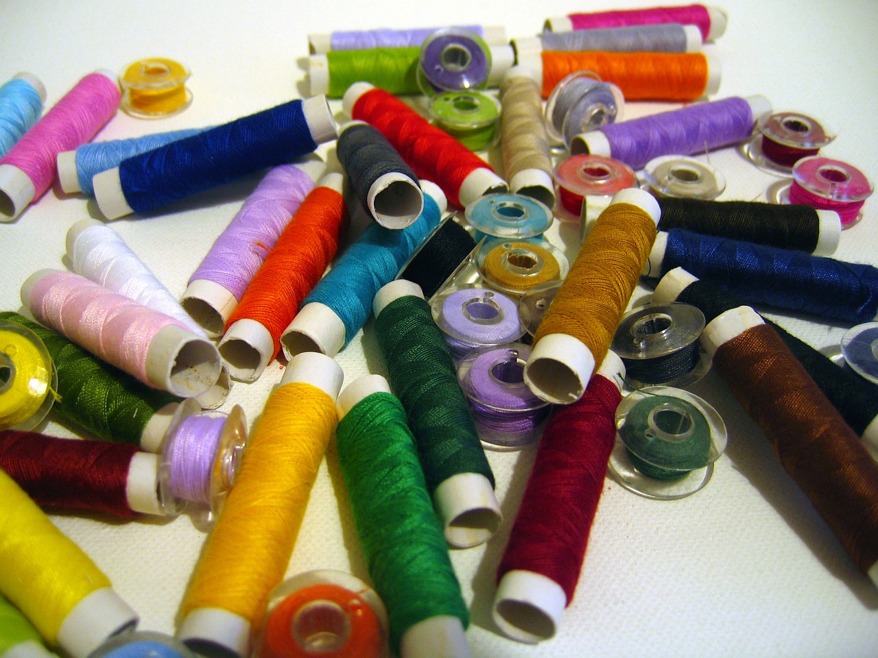 yarn spools of thread fadenrollen free photo