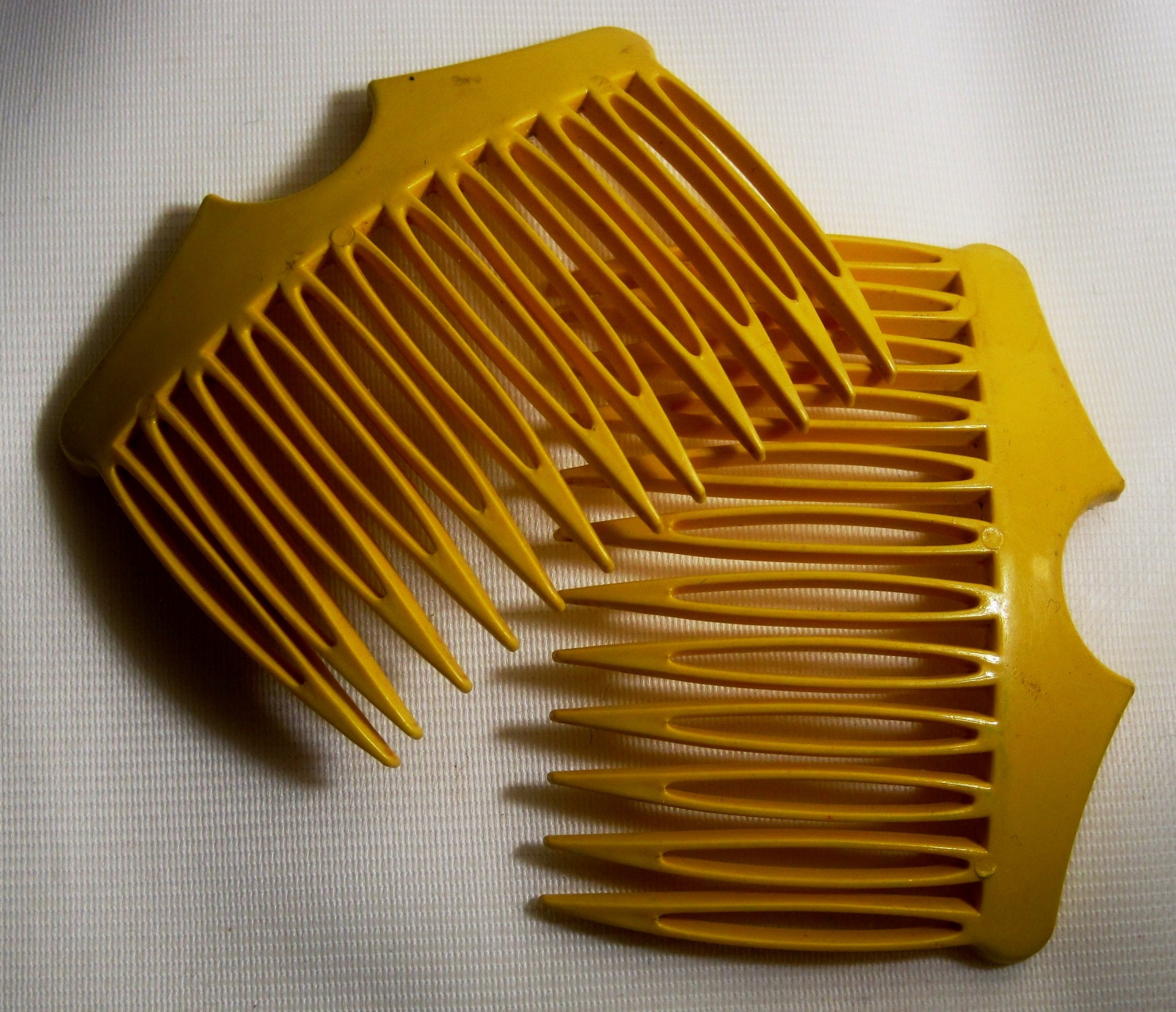 combs hair yellow free photo