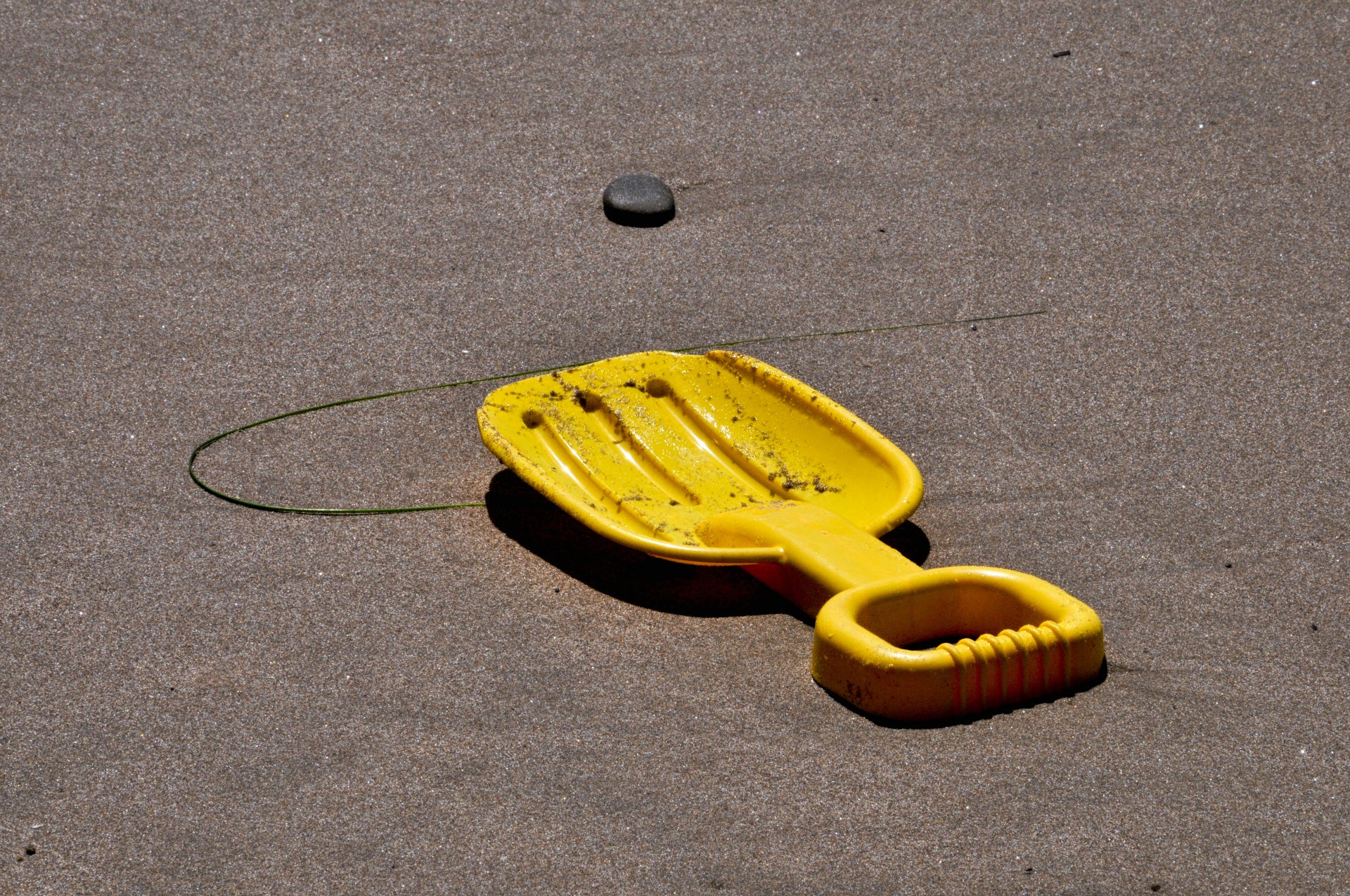 toy shovel yellow free photo